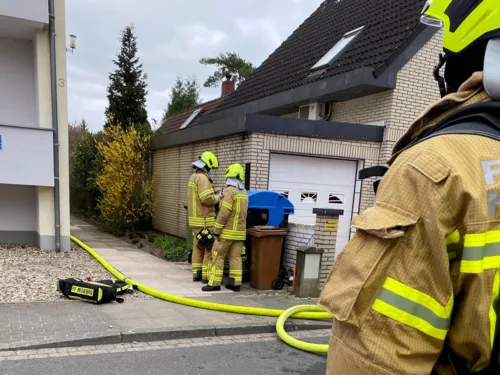 Feuerwehrleute vor einem Haus